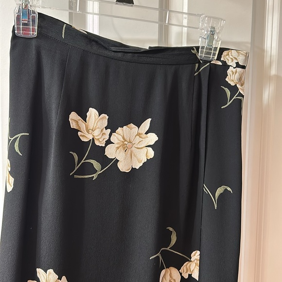 Talbots wrap skirt, size 8, petite, black and beige print, back zipper, lined - Picture 3 of 6